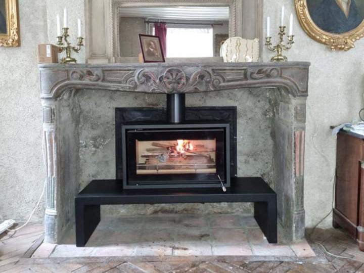 Installation de poêles à bois et à granulés.