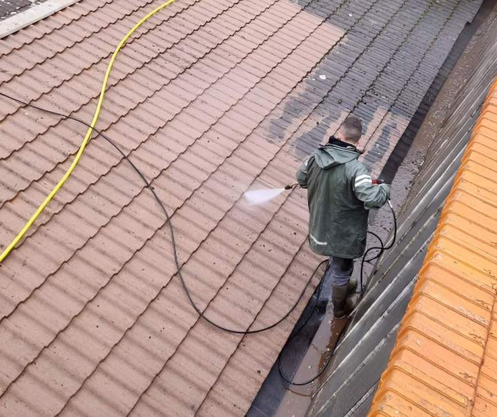 Nettoyage et démoussage de votre toiture.